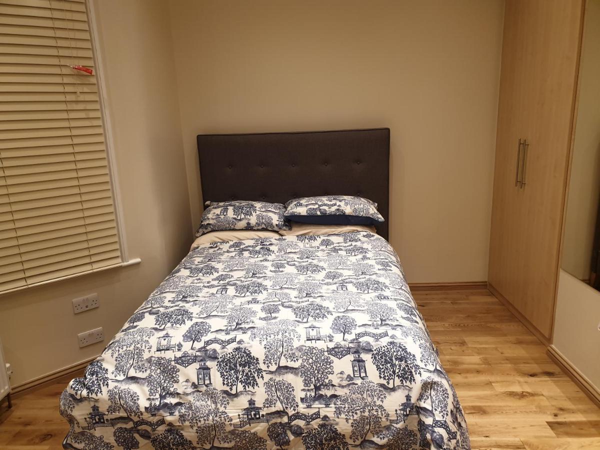London Luxury Apartments 3 Bedroom Sleeps 8 With 3 Bathrooms 4 Mins Walk To Tube Free Parking Ilford Ngoại thất bức ảnh