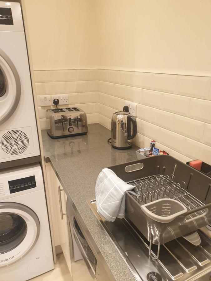 London Luxury Apartments 3 Bedroom Sleeps 8 With 3 Bathrooms 4 Mins Walk To Tube Free Parking Ilford Ngoại thất bức ảnh