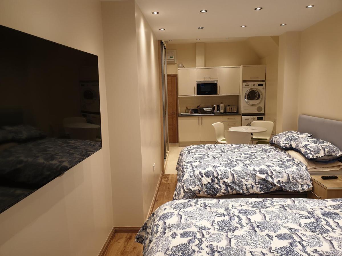 London Luxury Apartments 3 Bedroom Sleeps 8 With 3 Bathrooms 4 Mins Walk To Tube Free Parking Ilford Ngoại thất bức ảnh